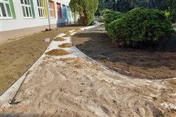 Edukačný dvor v základnej škole - dekoratívna grafika